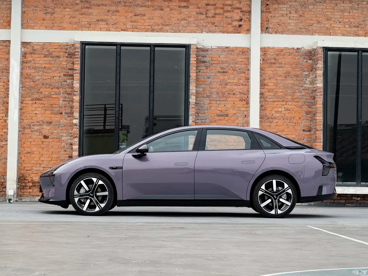 新款小鹏MONA M03售11.98万起，加量不加价，对标20万元级别车型。 