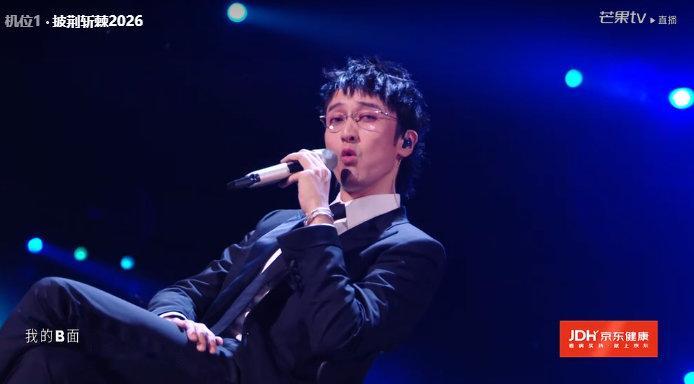 王传君听爽了王传君关谷神奇在唱歌 救命！披荆斩棘直播王传君唱《我的B面》，一开口