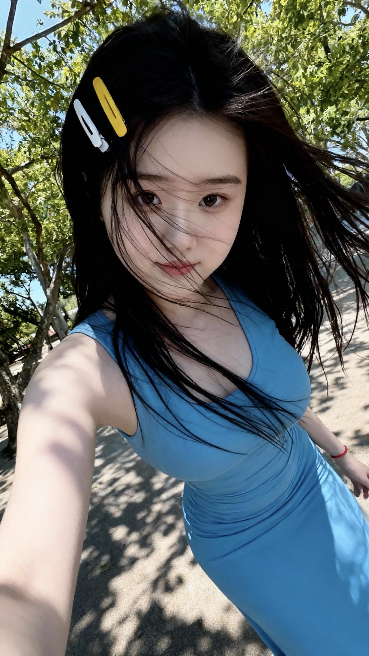 绿树阴中人影动，微风轻拂发梢柔。