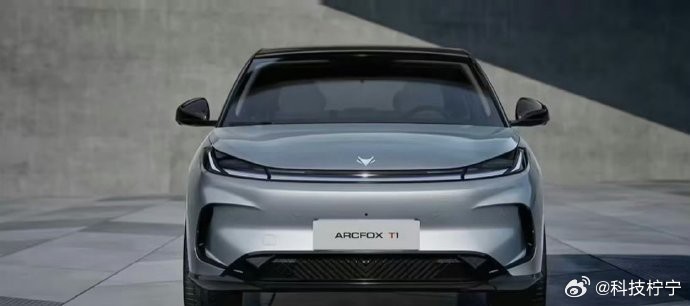 极狐T1，穿梭时空的时尚使者。每一细节，皆致敬经典与潮流，定义未来新风尚。引领前