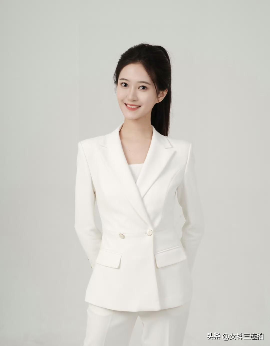 优雅白西装，自信女神范儿！😊✨
