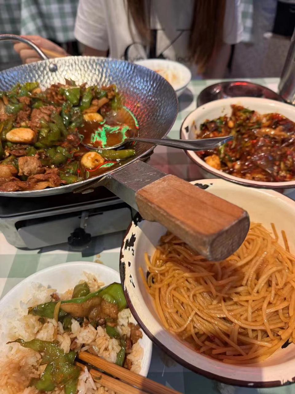费大厨辣椒炒牛肉加西兰花  长沙排队王开始“闯美”了？国内桌桌必点的费大厨c位辣
