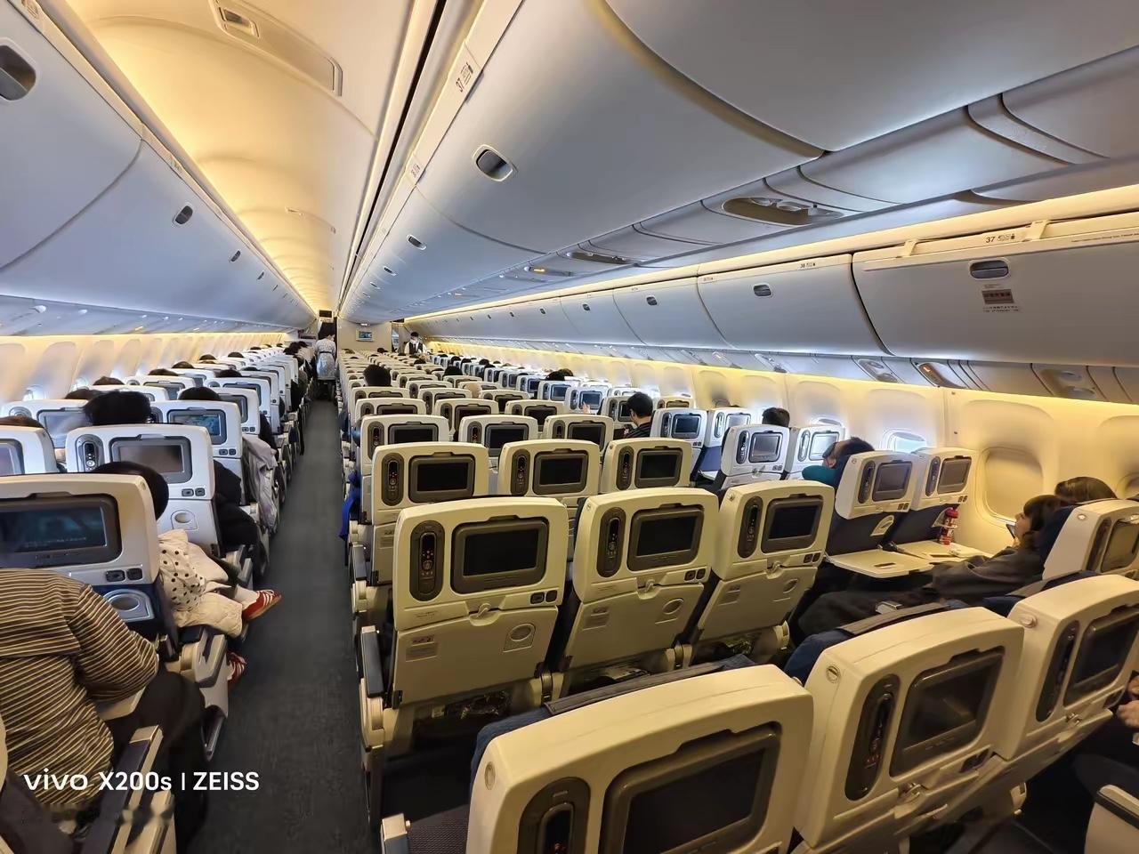 网友拍摄的北京飞东京的机舱内的情景！从以前的飞机游客爆满，到现在空了三分之二，就