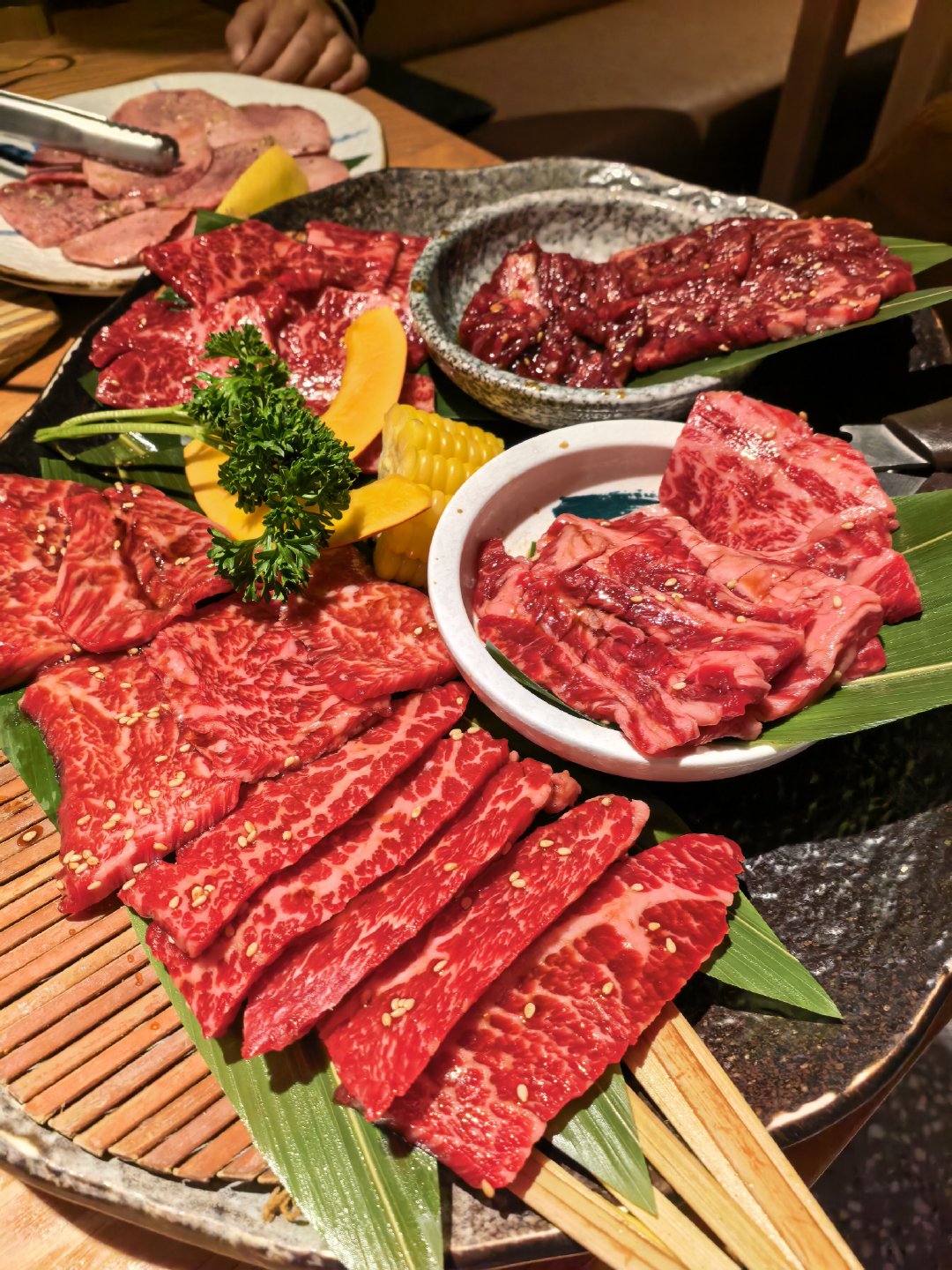 今天和儿子一起跑了3km历史性的突破他中午要吃烤肉今天我开的电瓶车，可以喝杯啤的