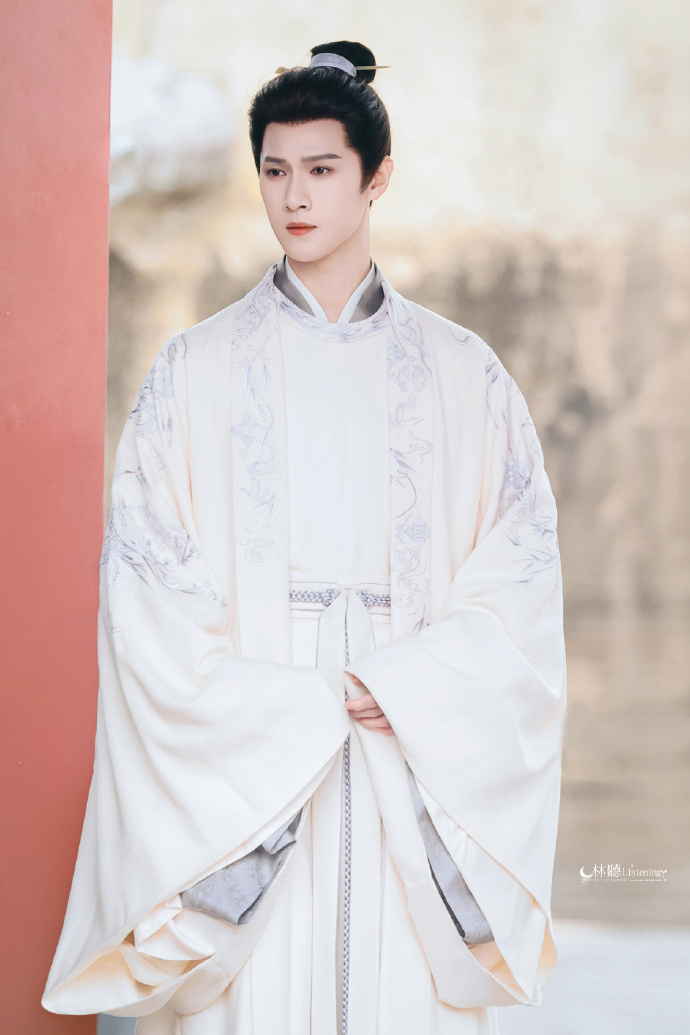 玉树临风温润如玉具象化了，李昀锐言尚这一身也太仙了吧。。 