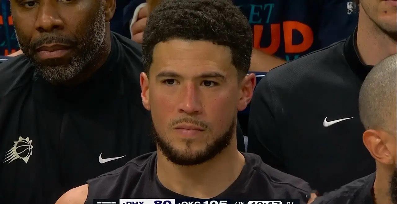 太阳超级巨星布克真是太落寞了！在今天太阳客场挑战雷霆的季后赛首轮G2中，当时比赛