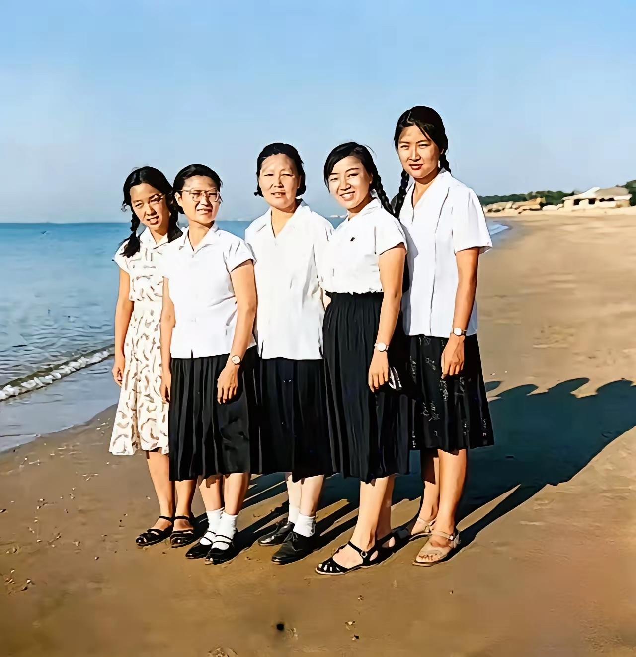 一群漂亮女孩在海滩上的合影。考考你，哪一是李敏？