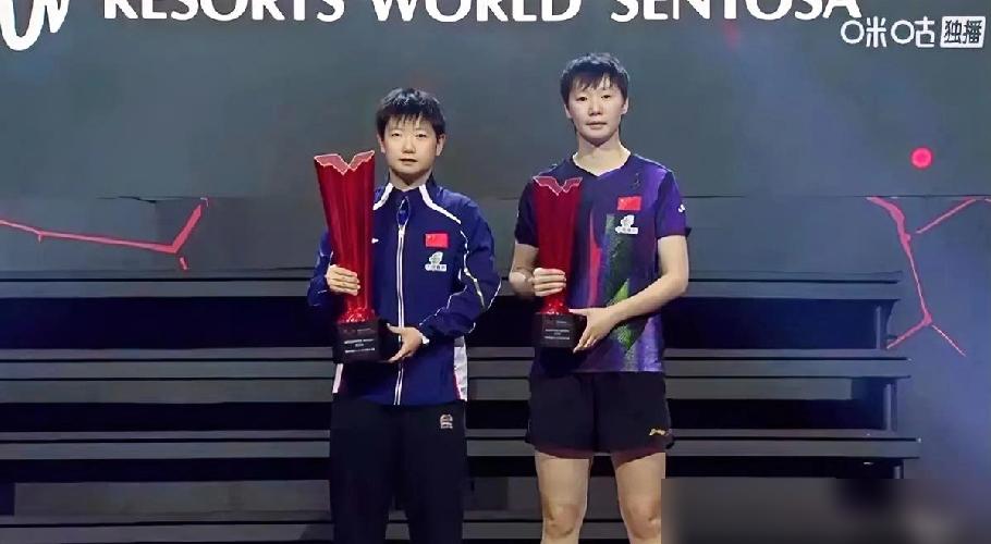 孙颖莎赛场上砸球拍仰天长啸，庆祝那叫一个“帅气解气”，可转头面对采访，就一句“比