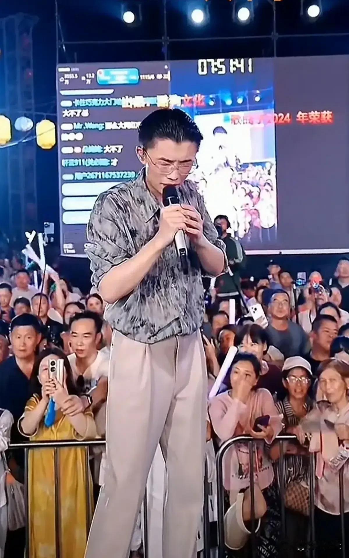 女有唐艺老师，男有郭有才老师，
她们两个一南一北，
已经是中国网红圈标志性人物了