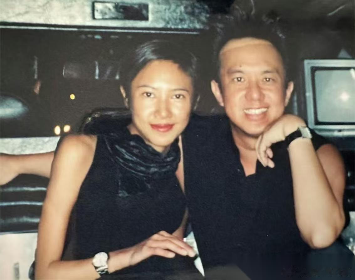 黄大炜在夏威夷离世后， 最难以接受这个噩耗的人， 不是他的两位姐姐，而是那个爱了