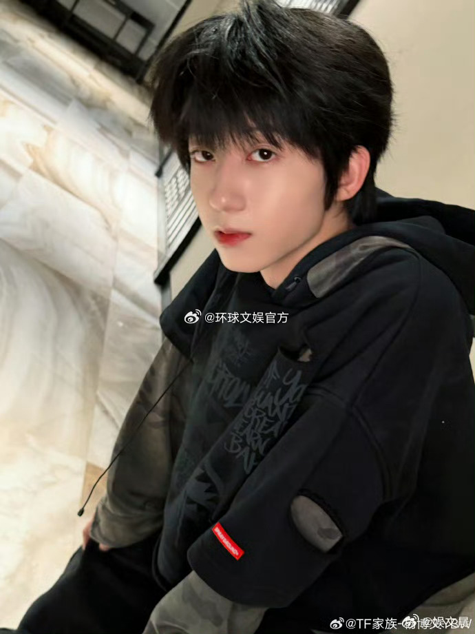 杨博文全新公式照C位杨博文从男孩味到老公感 养成系蜕变典范，从稚气小男孩长成温润
