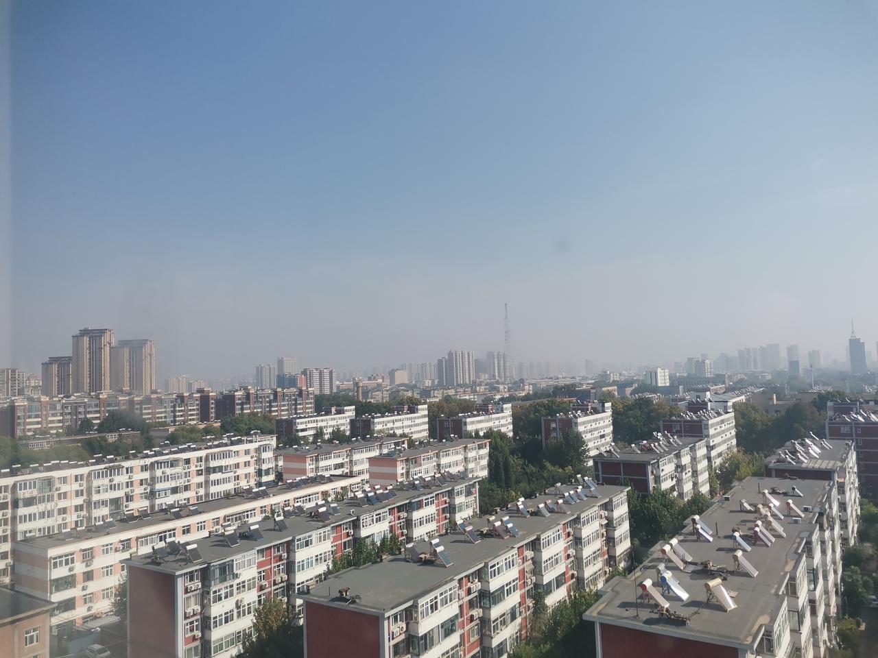 该不该限号？这是上午十一点的城市晴空。就在人们感受万里无云的初秋景色之时，鸟瞰城