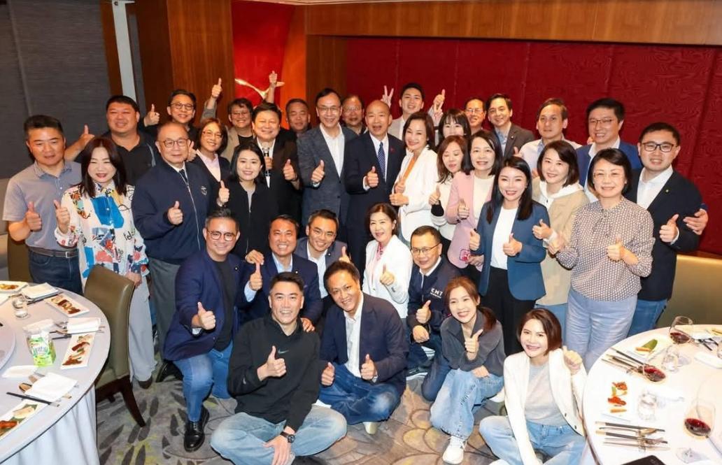 郑丽文现在的处境是真的很艰难，可以说是“内外交困”，一方面蓝营国民党内部亲美派串