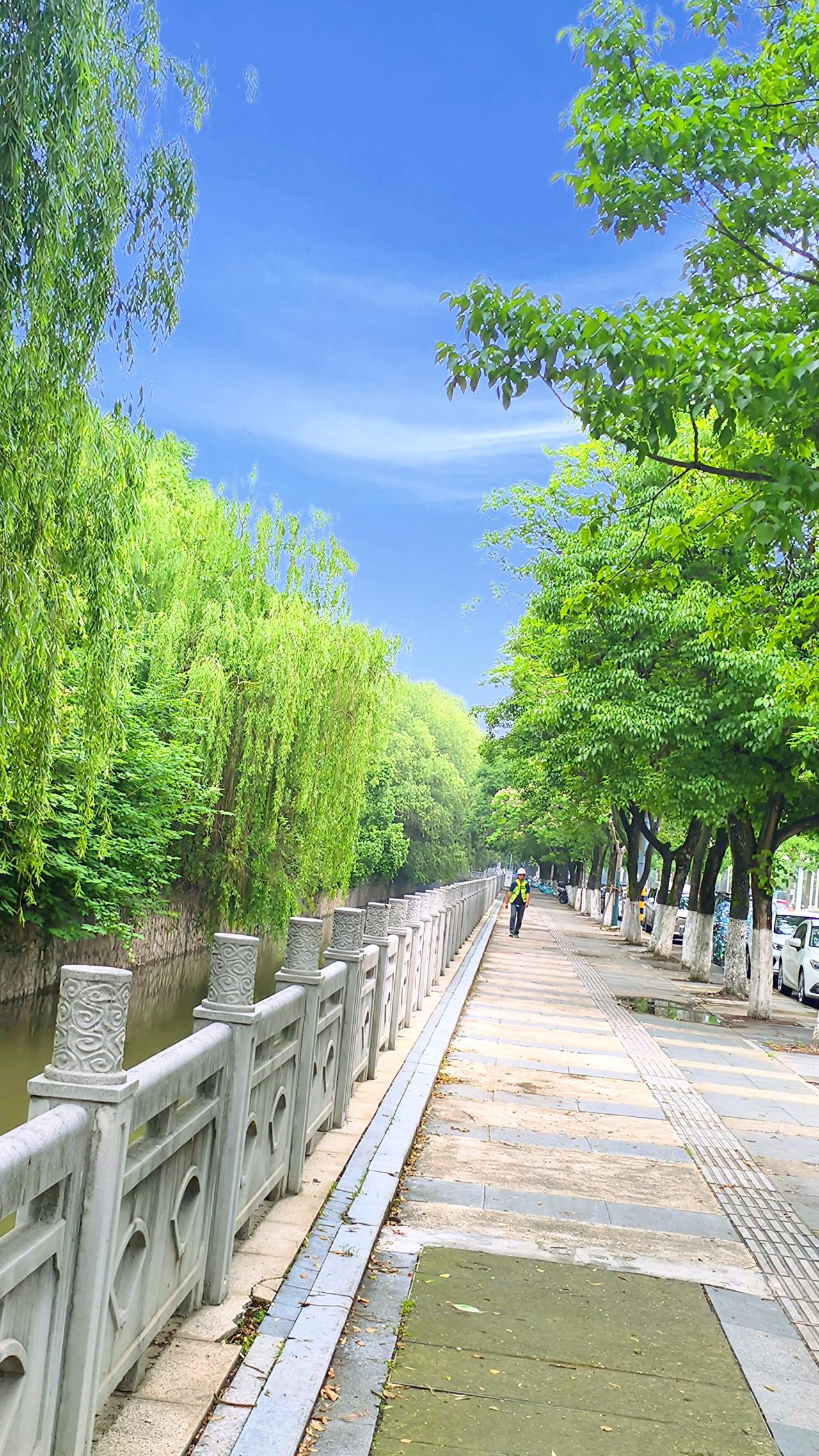 不过，重启之路并不好走。首日就访问不稳定，还面临核心数据迁移审批、用户信息授权等