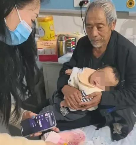 孩子爸走了，妈妈也找不到了……医院里这个冲着镜头笑呵呵的1岁娃，背后是74岁爷爷
