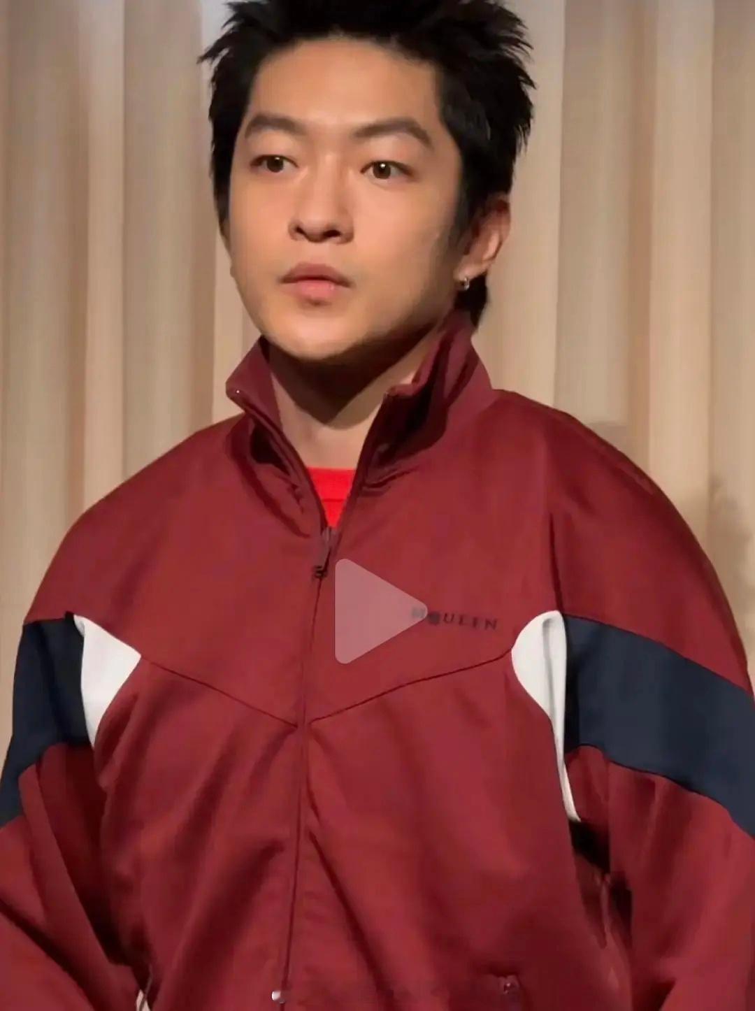 屈楚萧最新品牌活动生图，男明星能不能有点身材管理意识，马上要进组演现偶了，胖成这