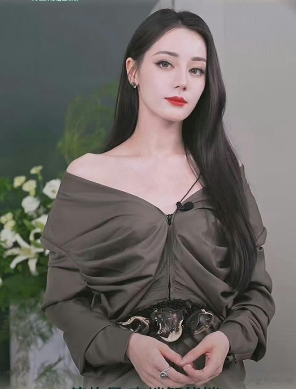 迪丽热巴裤装Look超惊艳，酷飒感十足。明艳红唇加持，帅气与性感兼具。网友盛赞其
