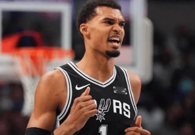 文班过去5场场均仅登场21.2分钟，砍下19.0分9.4篮板2.4封盖 