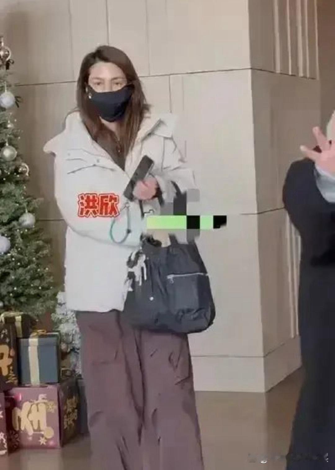 网友偶遇53岁洪欣，素颜戴口罩，高挑身材却显暗黄，让人感慨岁月无情。 