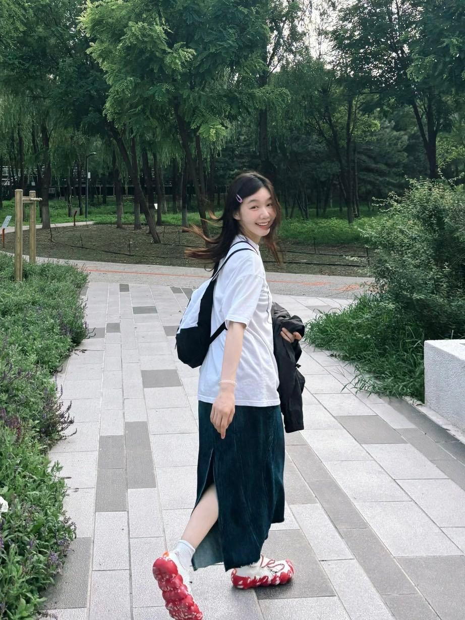 徐梦洁顶着甜妹脸说粤语谁被小彩虹的粤语甜晕了！软萌的发音搭配治愈笑容，年味直接拉