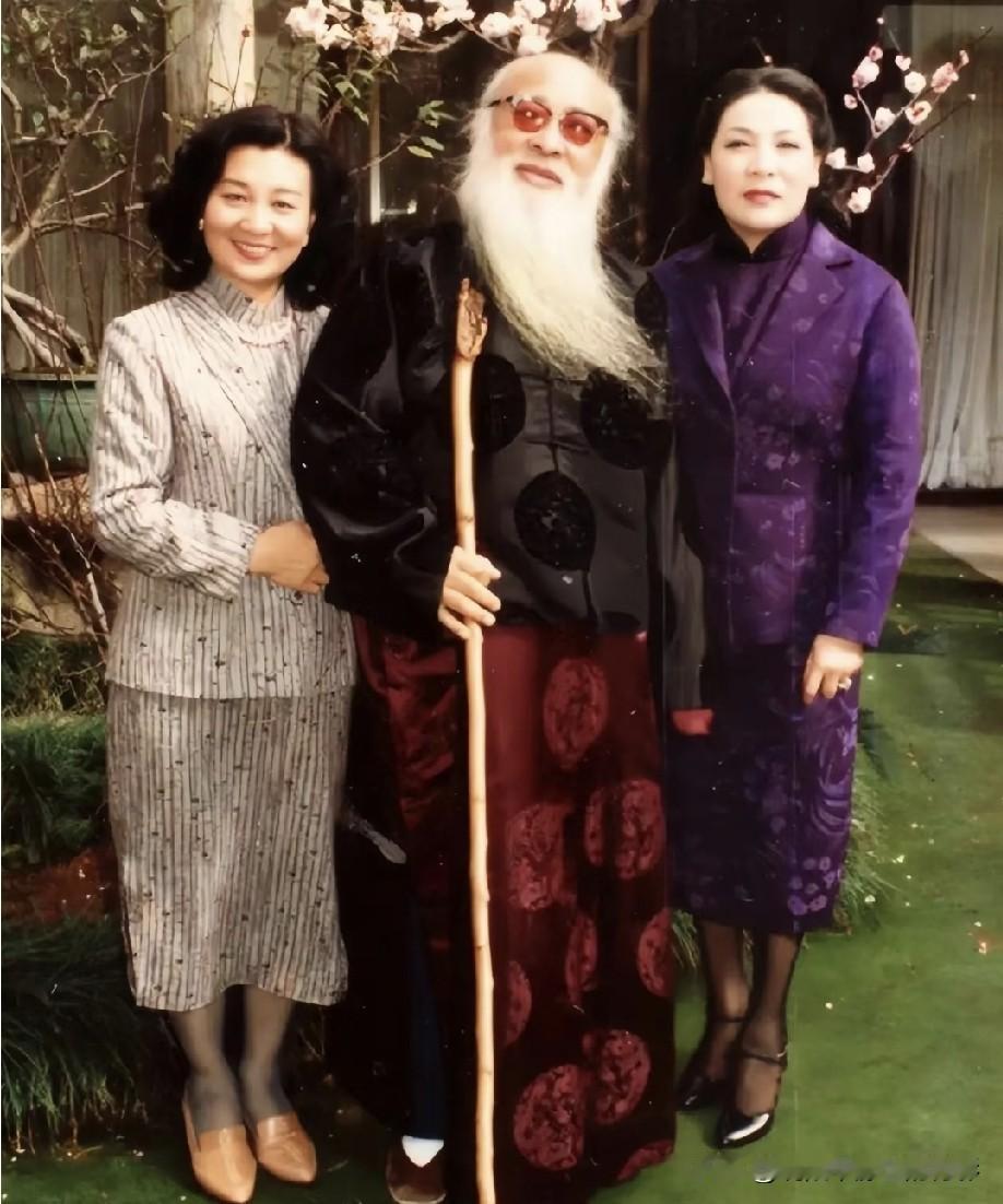 画坛宗师张大千与徐雯波合影，二人相差二十多岁，这段相伴晚年的缘分从何而来？