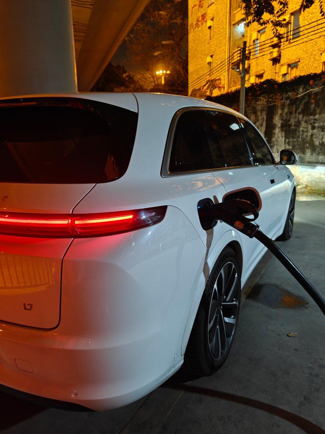 晚上给车充电的时候，可以跟车待得稍微久一些。每次充电大概 40 分钟左右，可以看