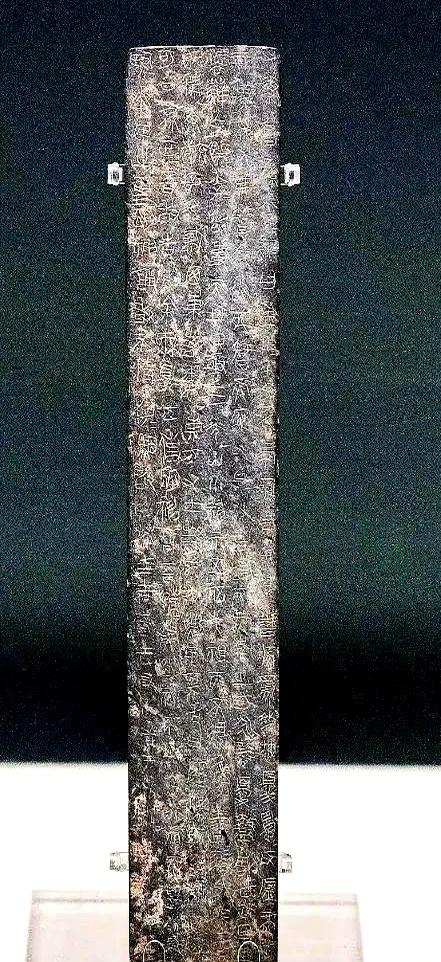 当嬴驷在华阴埋下玉版，用朱砂写满二百九十八字，自称无罪、请神鉴时，最强秦王的铠甲