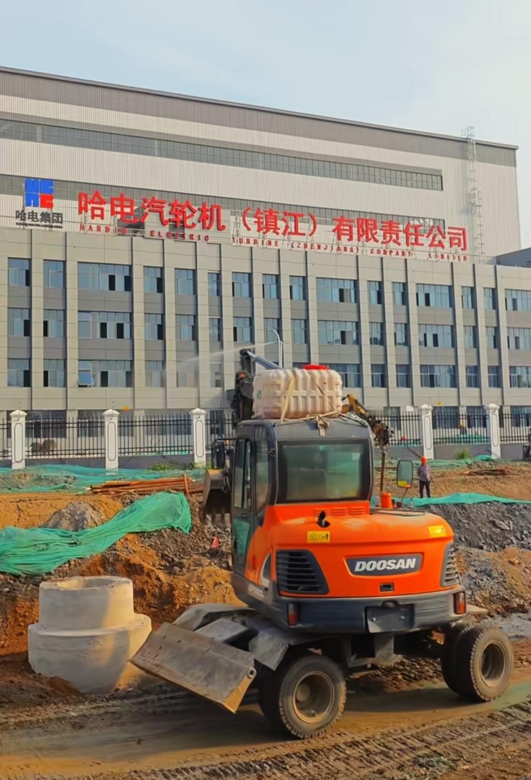 还是要恭喜镇江。最近有热心市民在哈电汽轮机厂附近看到工地现场一片繁忙，看样子是有