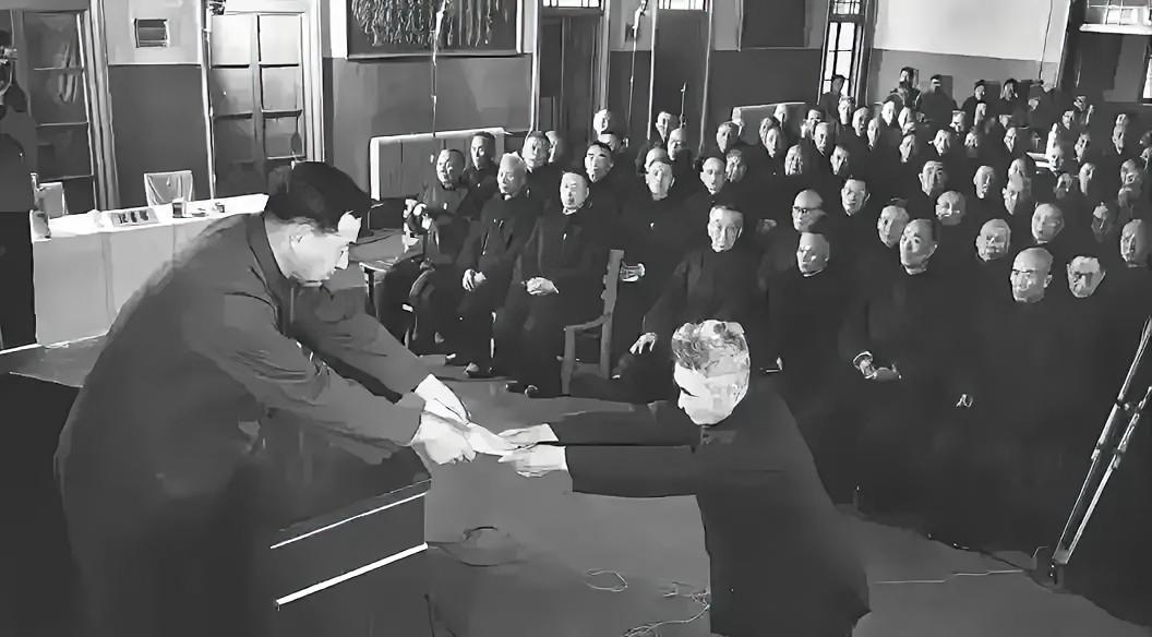 这是1975年3月19日，新中国最后一批特赦战犯，前边那个人是在淮海战役中被俘的