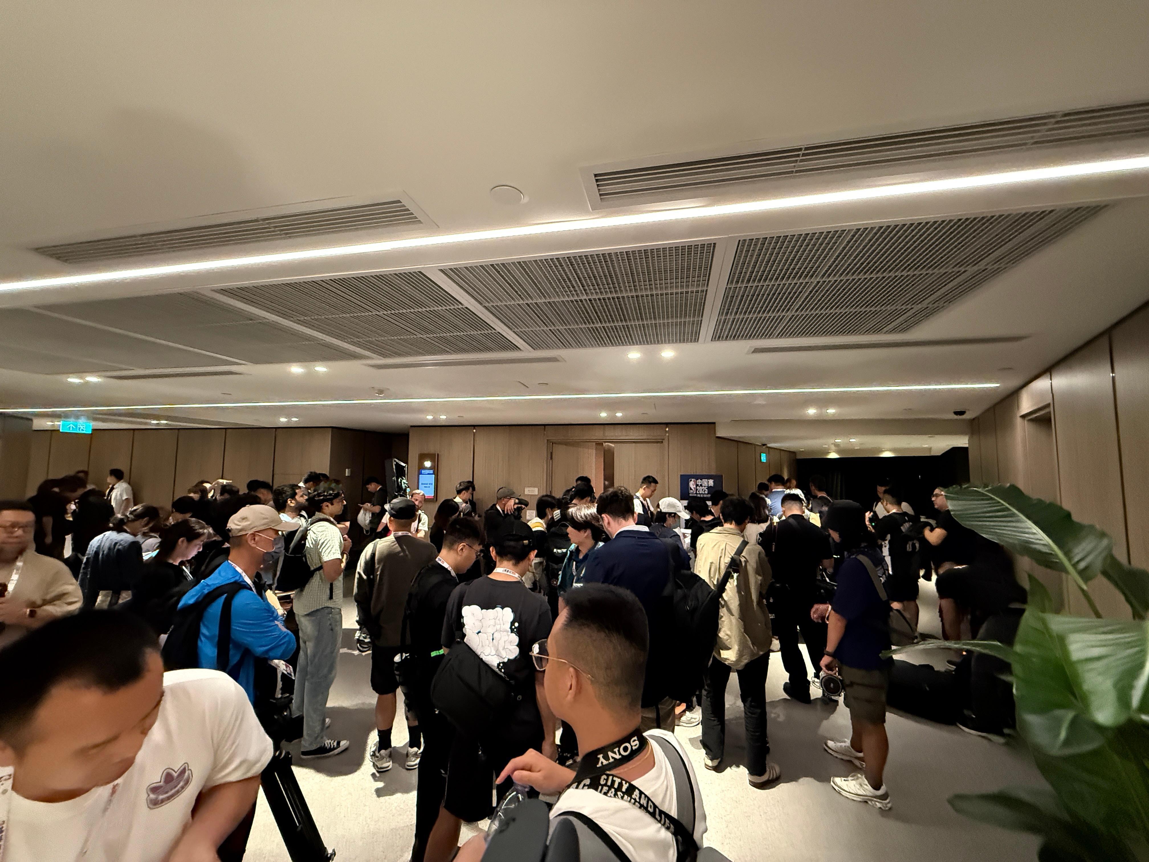 NBA中国赛公开训练，媒体真够多的。  ​​​