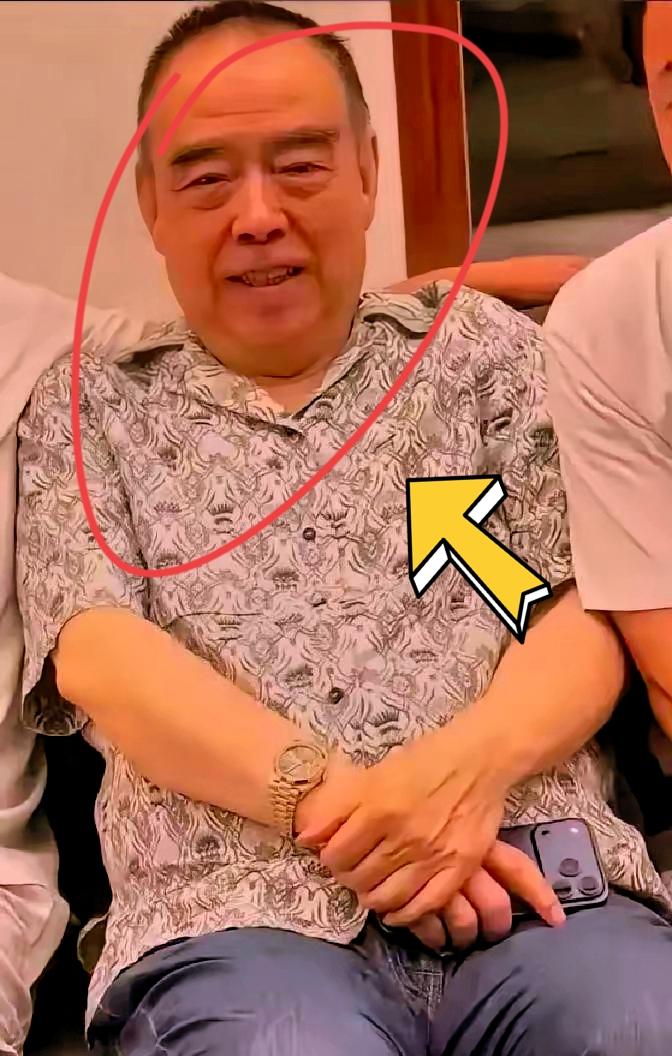 陈凯歌说，我现在老了，74了，平时就跟我老伴陈红在三亚住住。这边暖和，房子大，能