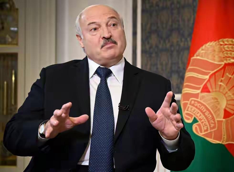 卢卡申科在3月13日向北约和乌克兰发出严厉警告，要求其不得干涉白俄罗斯事务，否则