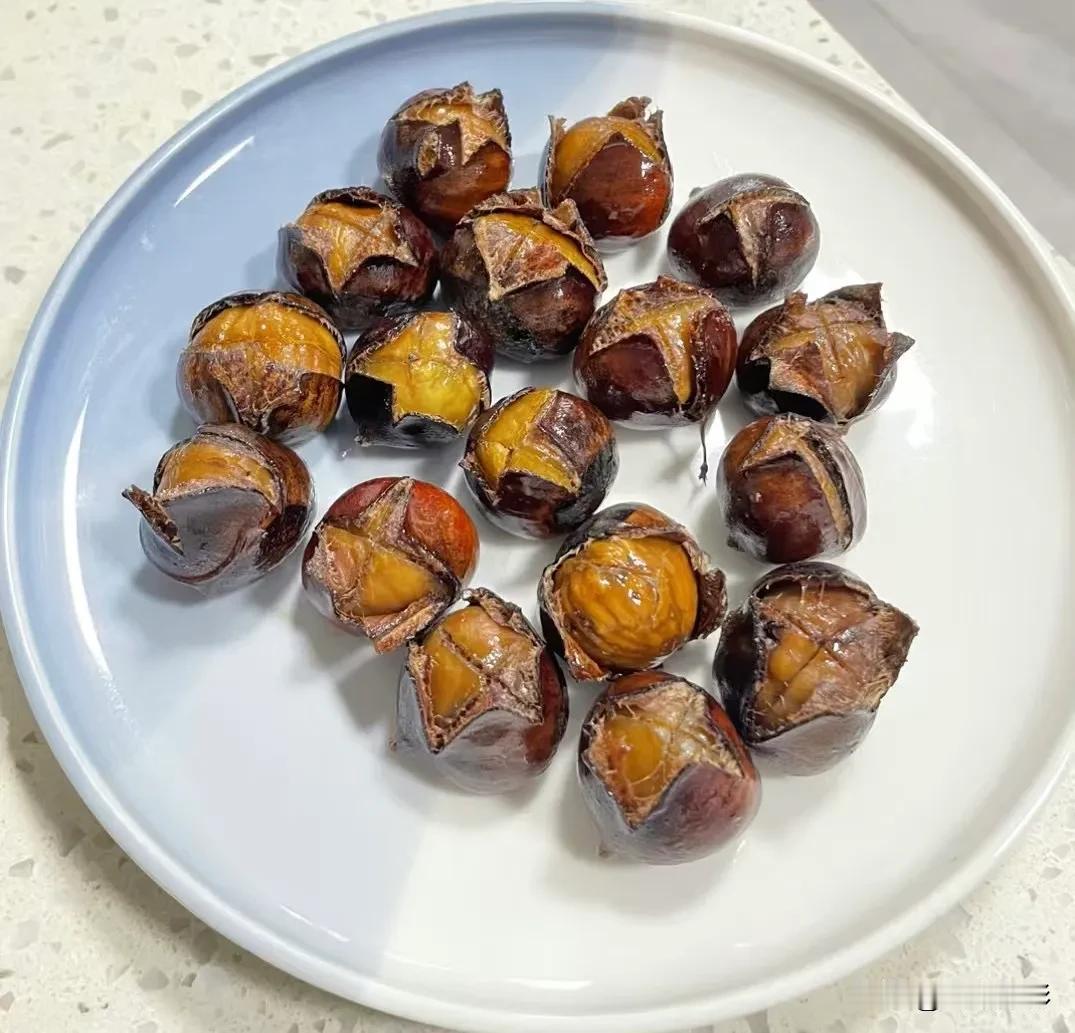 冬日美食记录家常版糖炒板栗，炒锅就能做！板栗洗净开十字口，放锅里加适量水焖熟控水