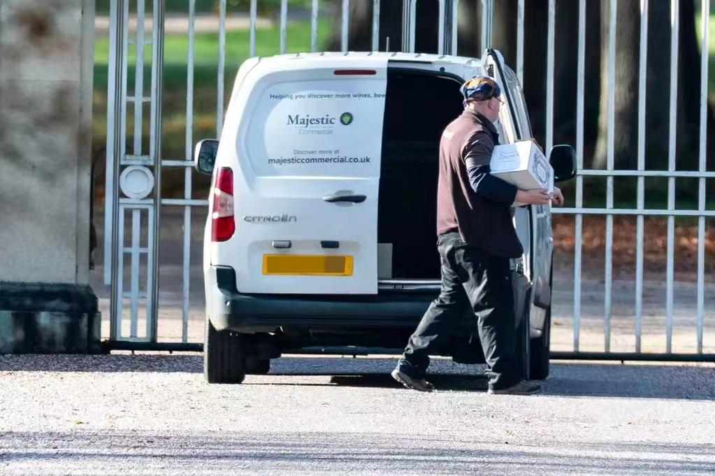 一批起泡酒昨天送达皇家别墅，被革职的安德鲁和萨拉·弗格森正准备在不久的将来被赶出