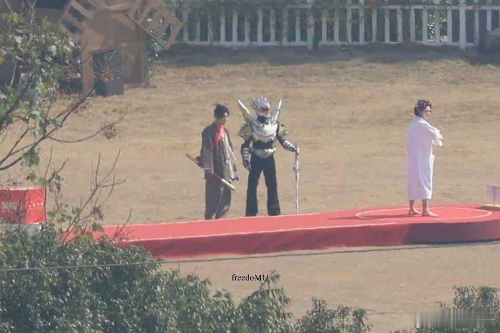 穆祉丞cos铠甲勇士路透终于也是让穆祉丞玩上cos了，看来小穆也是看铠甲勇士长大