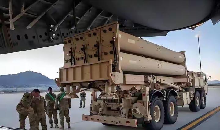 2026年初，美军将亚伯拉罕·林肯号航母打击群部署至中东，搭配驱逐舰与先进战机构