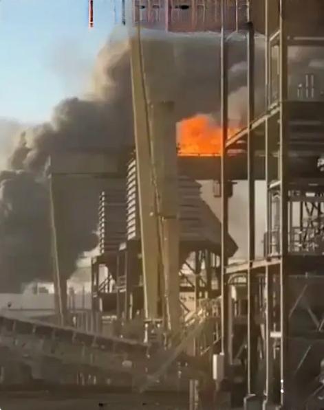 【当地时间3月23日，美国得克萨斯州阿瑟港的瓦莱罗炼油厂发生爆炸并伴随大量浓烟升