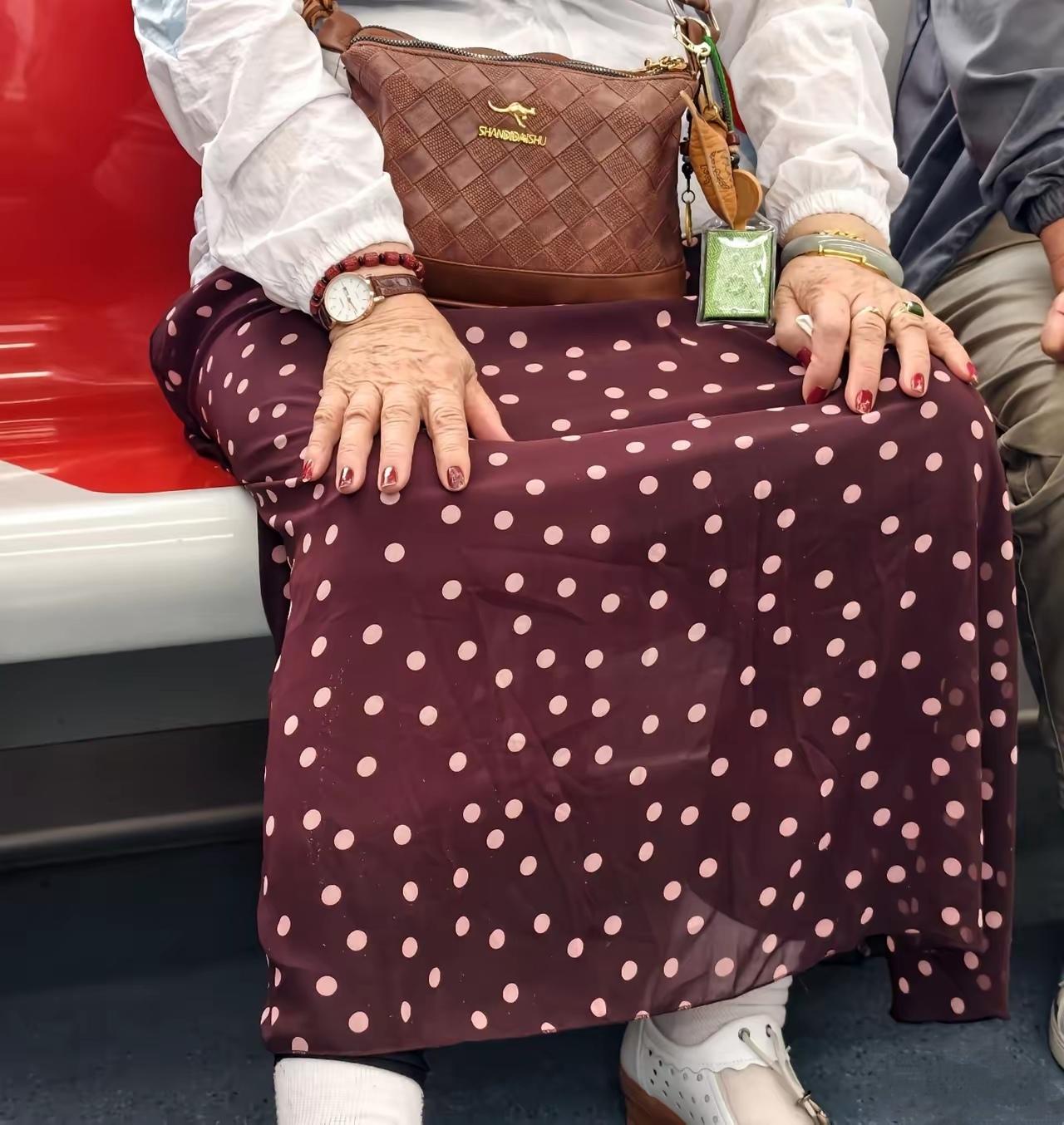 大妈这是把全部家当都戴上了？


随手拍张照