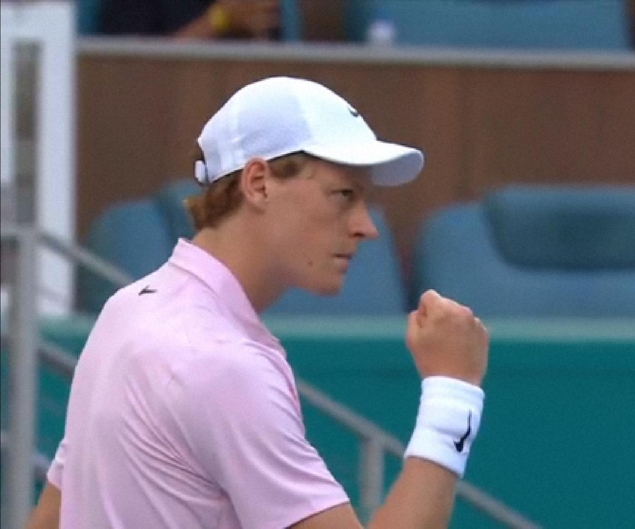 辛纳与兹维列夫迈阿密大师赛半决赛时刻
        北京时间2026年3月28