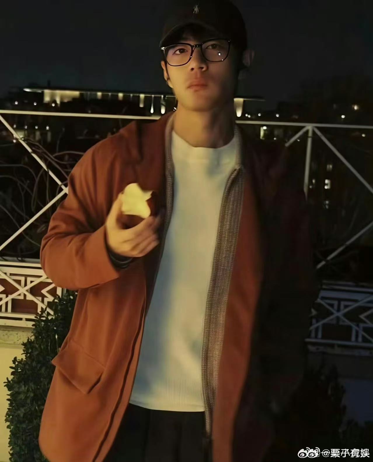 肖战把苹果吃得很标准肖战苹果吃得很标准肖战把苹果吃得很标准，不错不错，