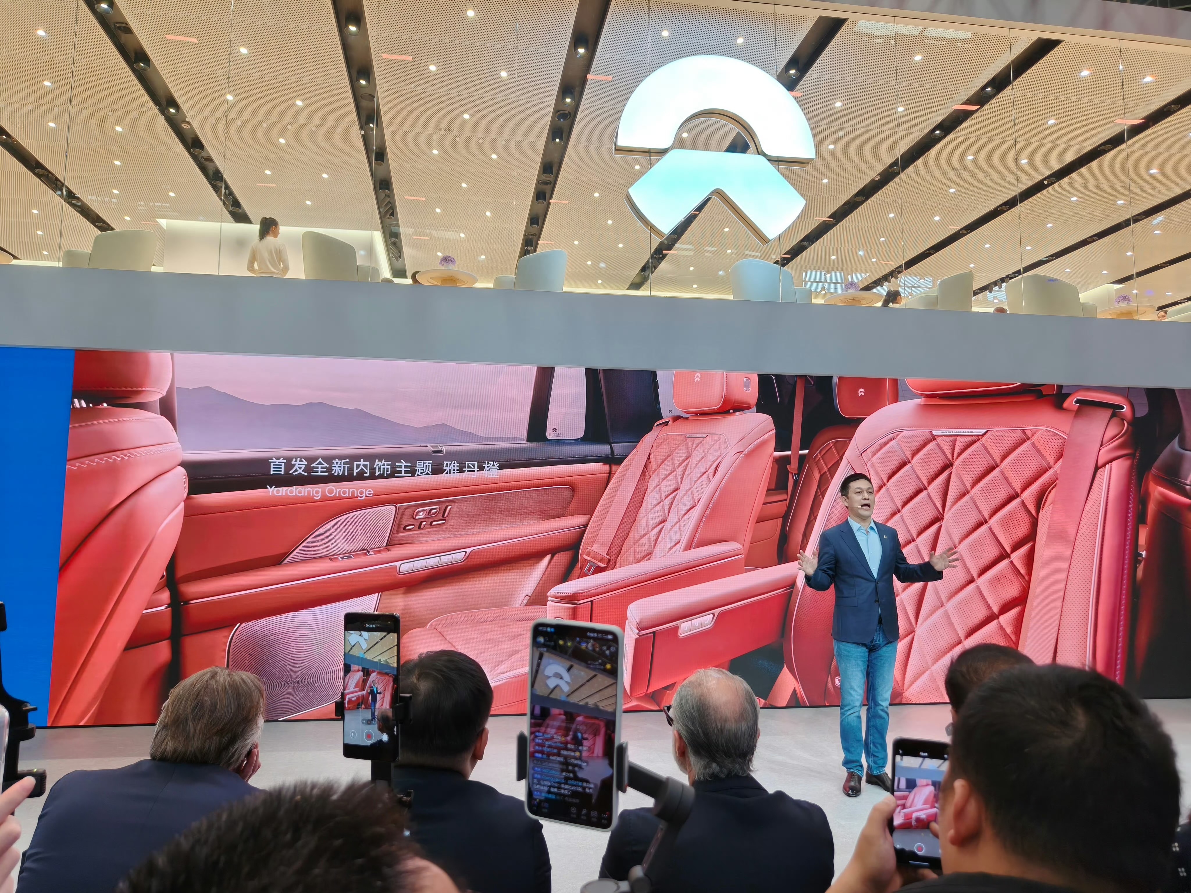 ES8 的玄金特别版上市，BaaS 后 34.8 万元。吴敏霞代言全新ES8玄金