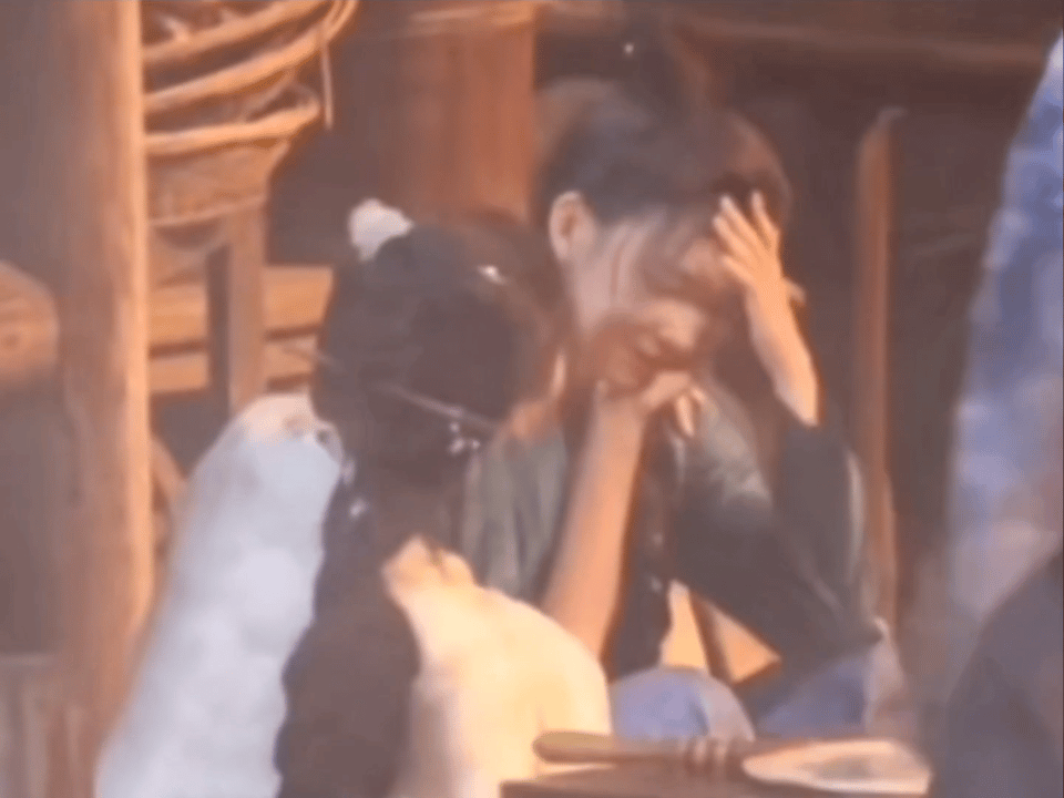 导演：近一点，近一点。陈都灵：什么 亲一下？然后她就顺嘴亲了程潇，哈哈哈哈，程潇