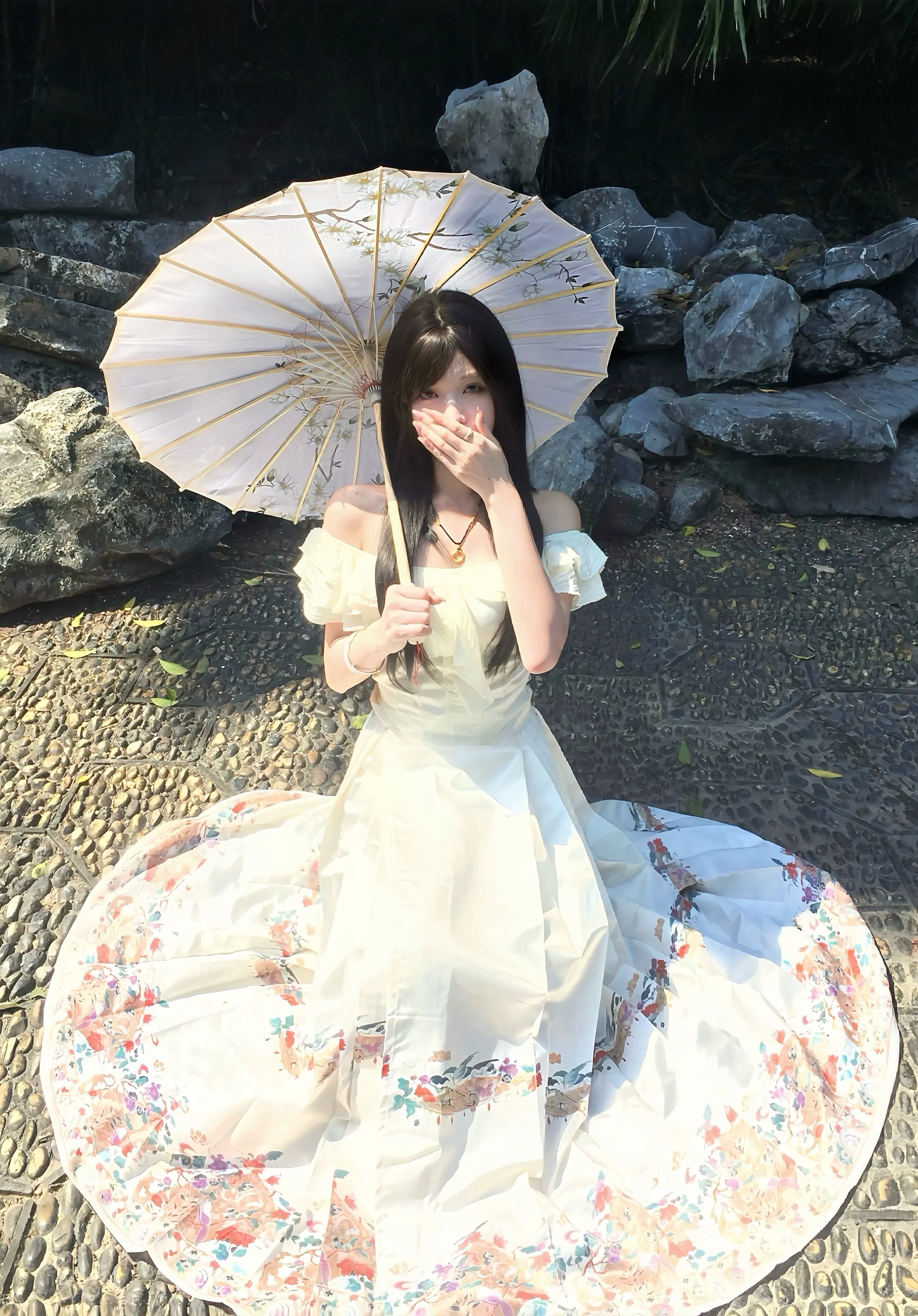 春风拂槛露华浓。