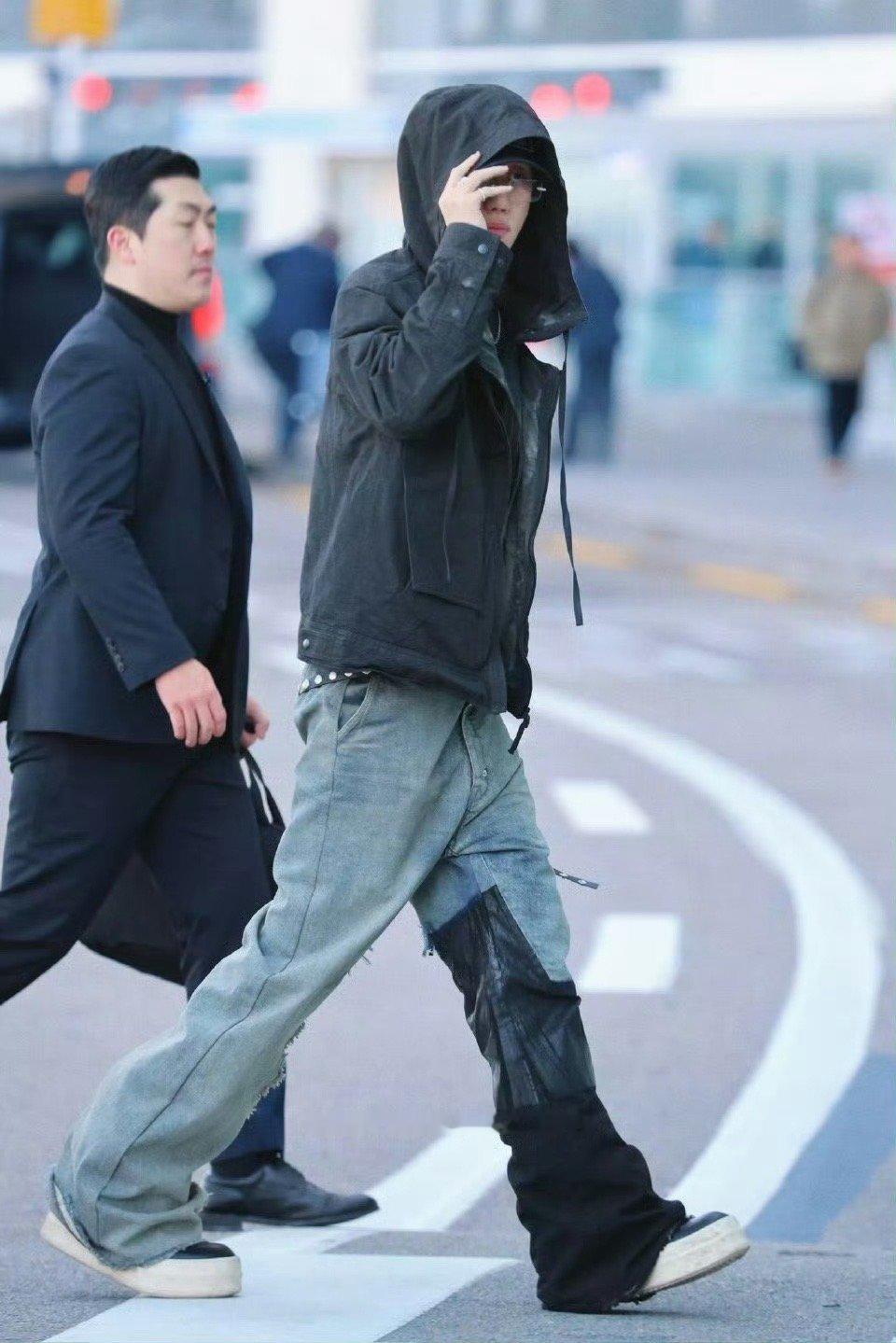 徐明浩无框眼镜氛围感封神 徐明浩大阪演唱会出发路透！帅到心巴上的禁欲系潮男把潮帽