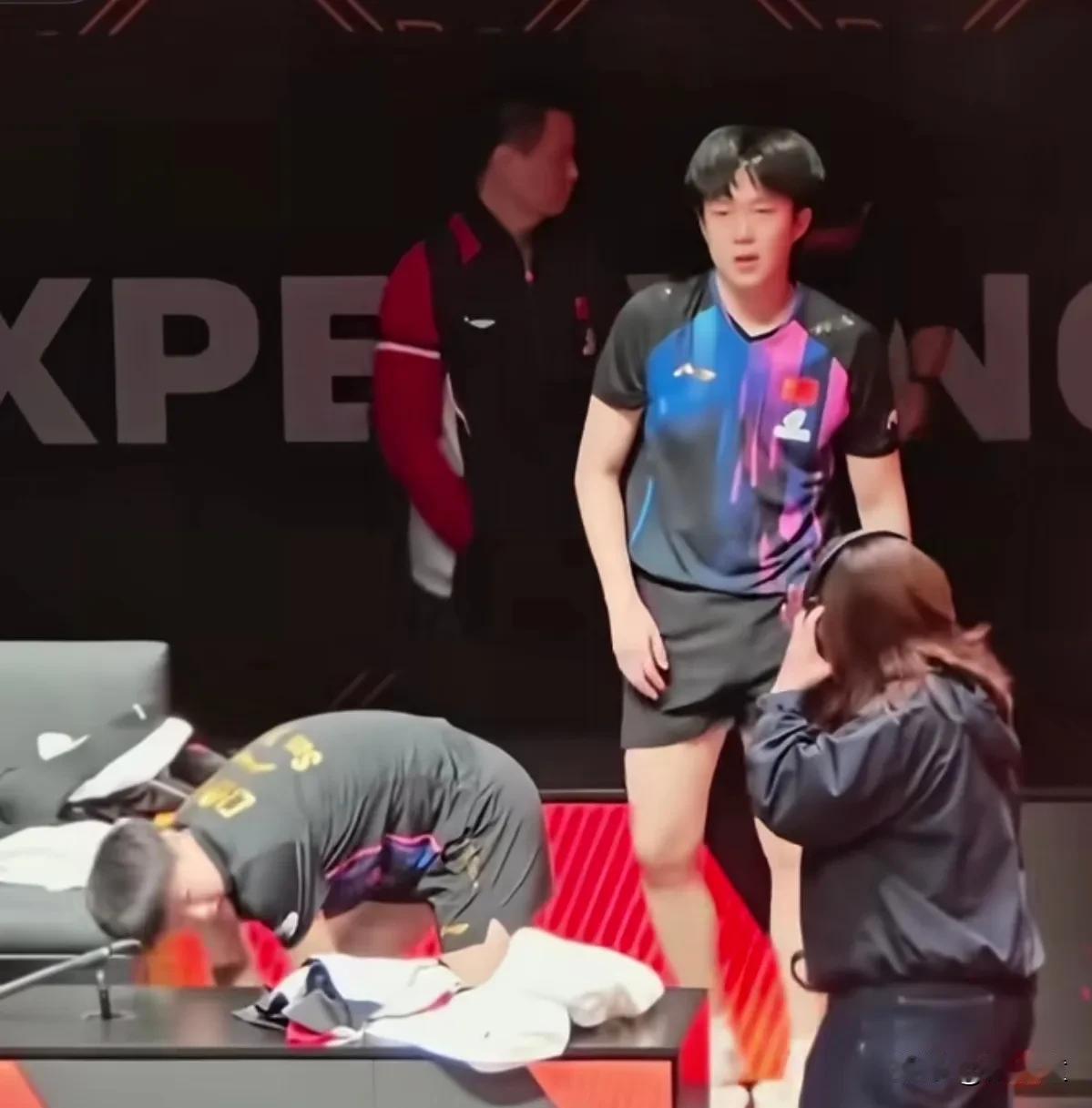 有时候也应该随机应变！
WTT香港总决赛，孙颖莎一天三场，强度非常大！
双打比赛