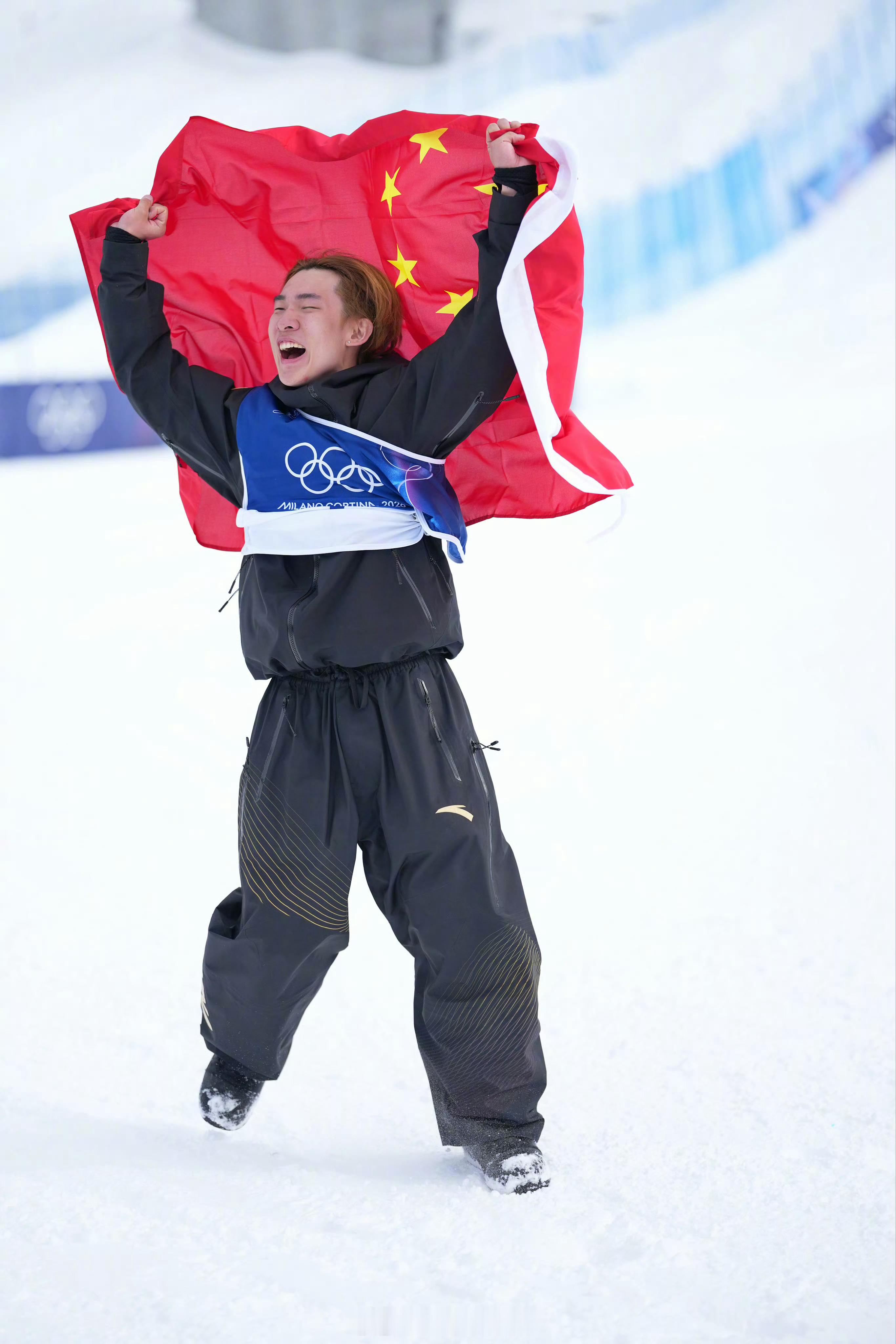 苏翊鸣金牌米兰冬奥会单板滑雪男子坡面障碍技巧决赛，苏翊鸣勇夺金牌，这是中国代表团