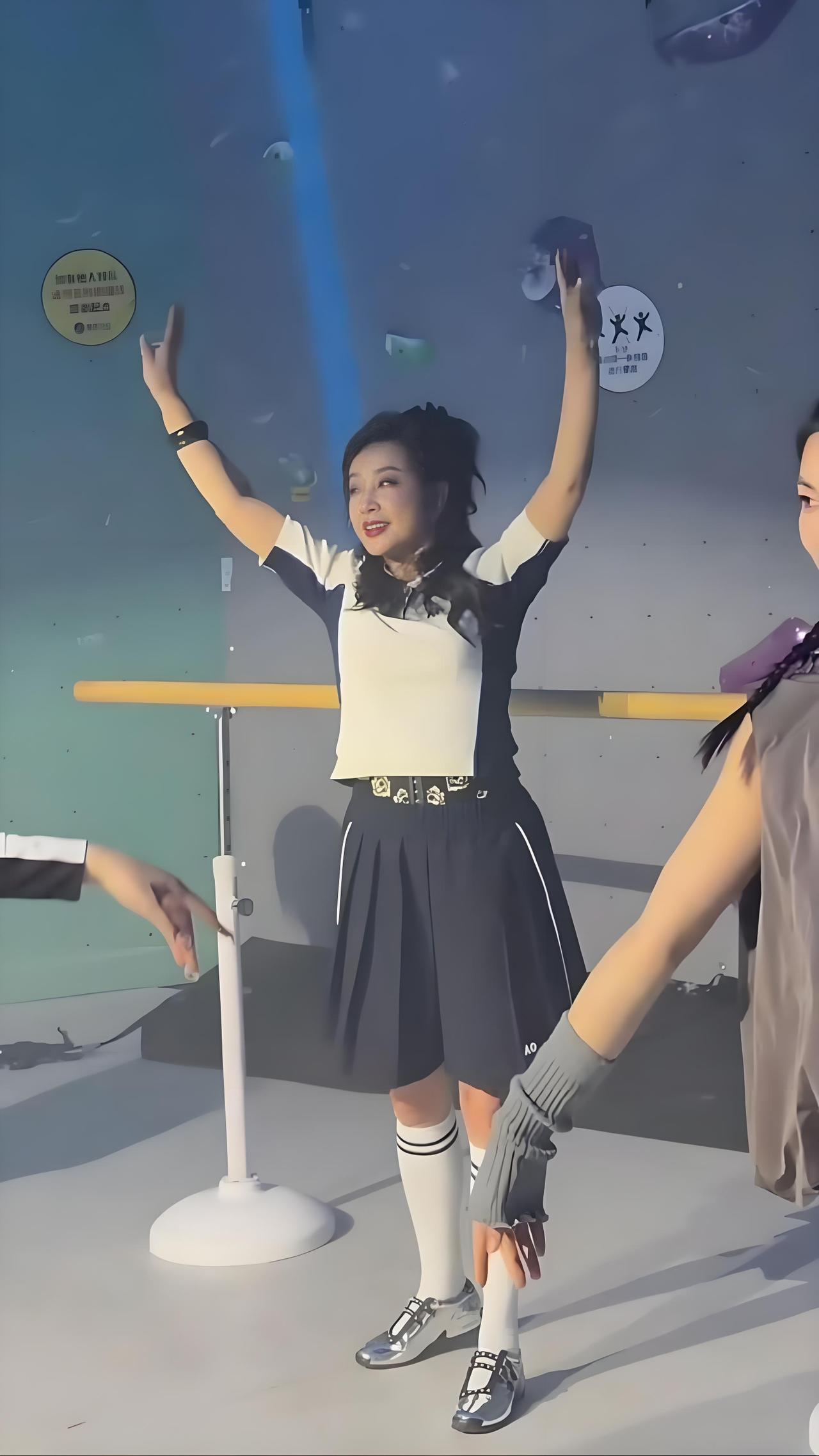 刘晓庆，让许多人惭愧了！

4月1日晚上，75岁的刘晓庆，连夜冲上了热搜，这一次