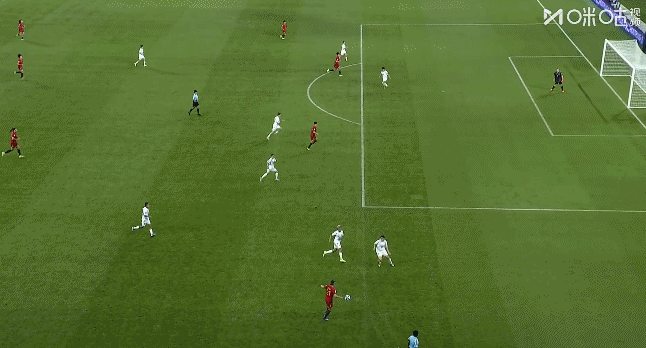 中国女足打空门得手，这位女裁判的这次判罚值得商榷：

中国女足对阵乌兹别克斯坦的