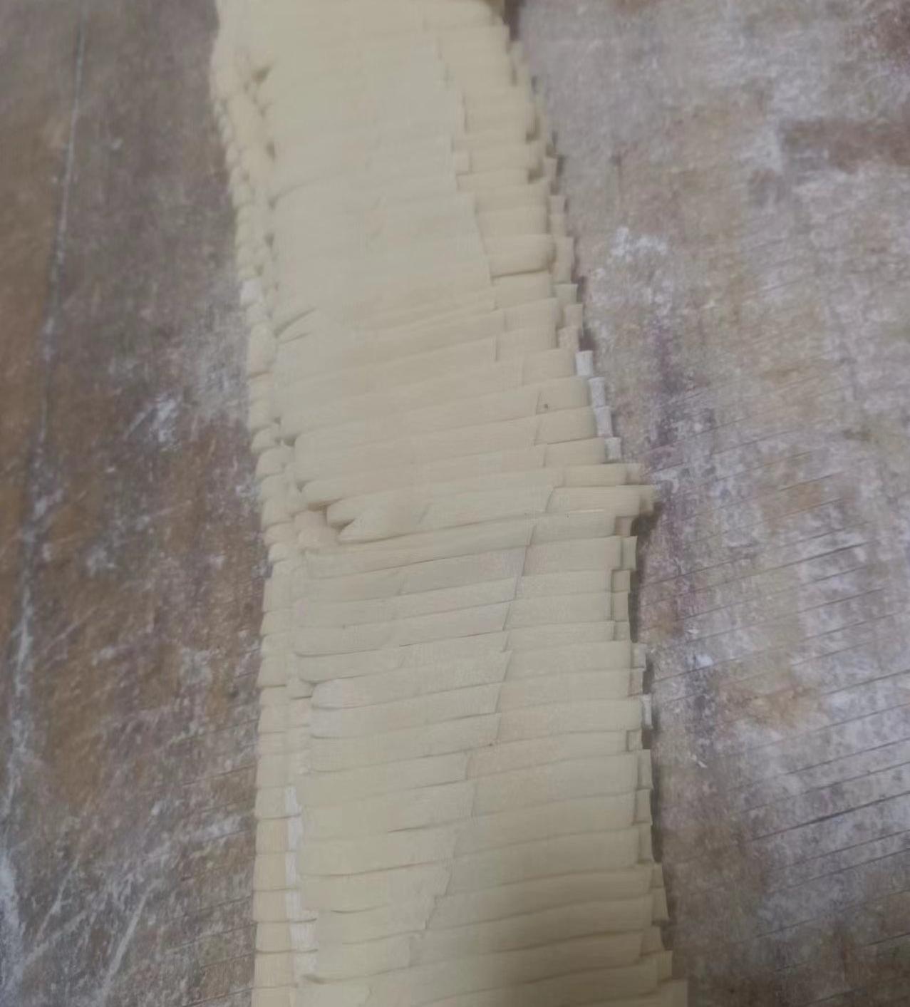 我爱吃手擀面！

真的，机器面再方便，也永远比不过家里这盆手擀面！你看这案板上切