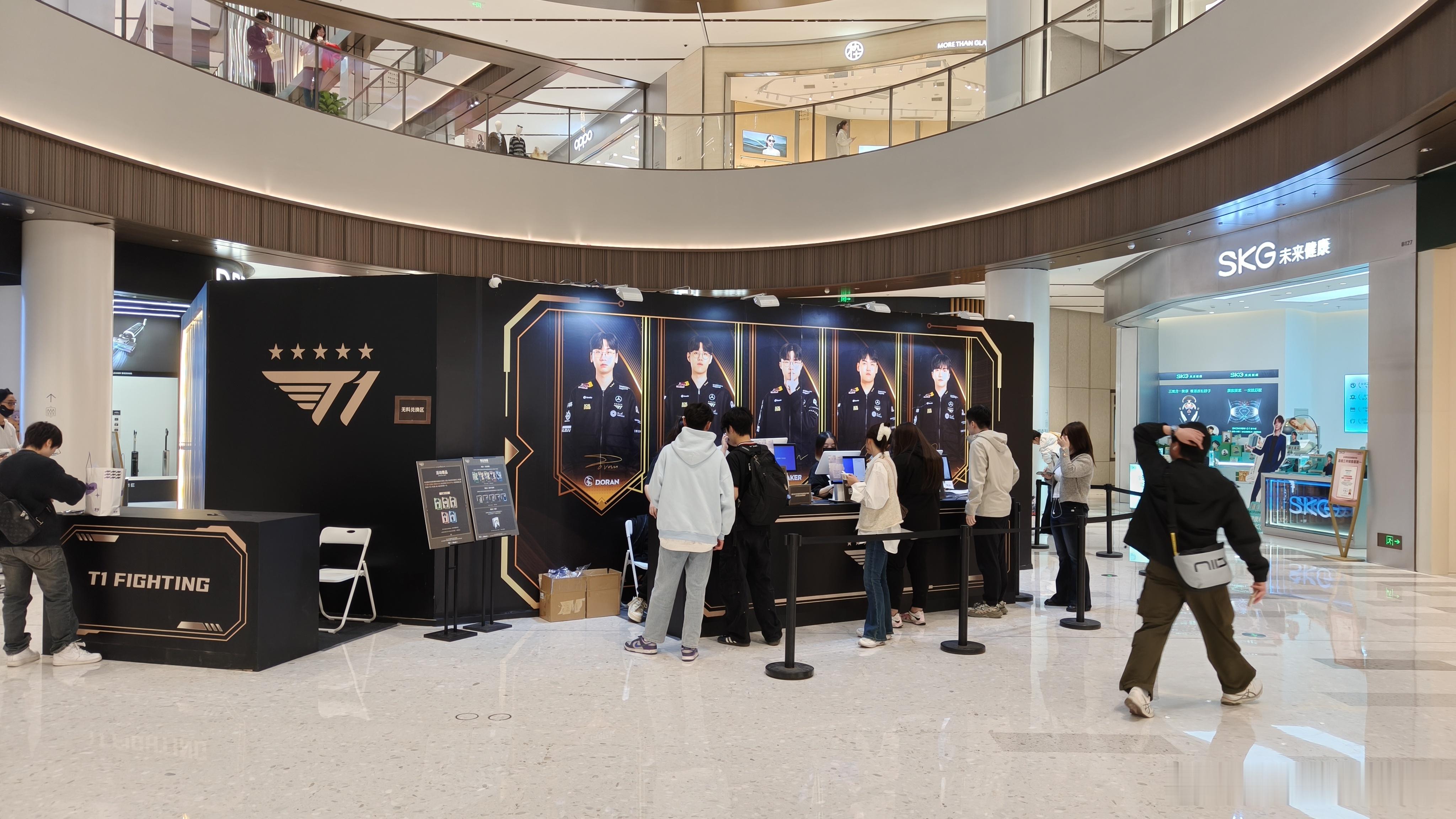 T1在梅奔附近的世博天地b1搞的快闪店，延续到11月3日。整了点小卡、拍立得、吧